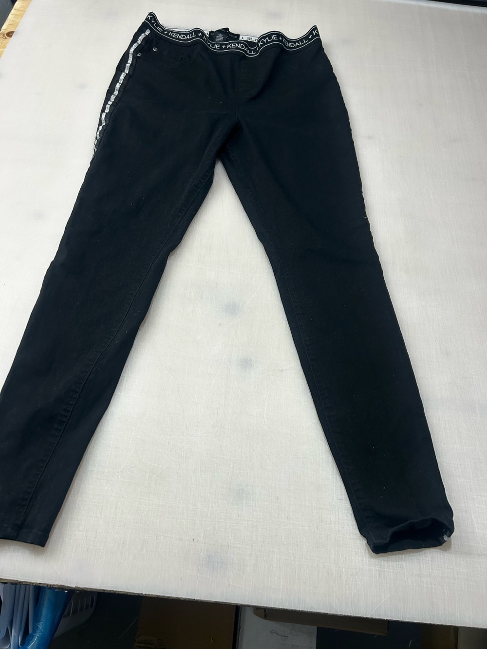 Kendall & Kylie Black Skinny Jeans with Logo Waistband
Large (small fit)